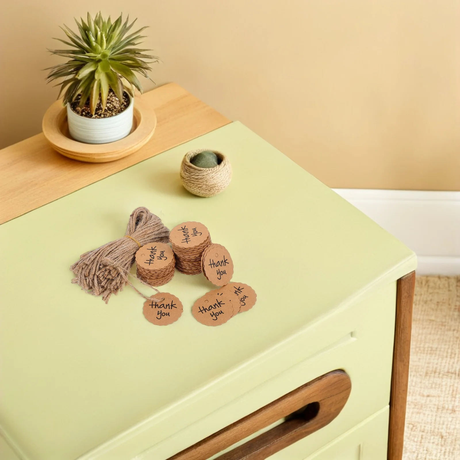 Коричневые бирки из крафт-бумаги с круглыми зубчатыми краями - Фотография_6