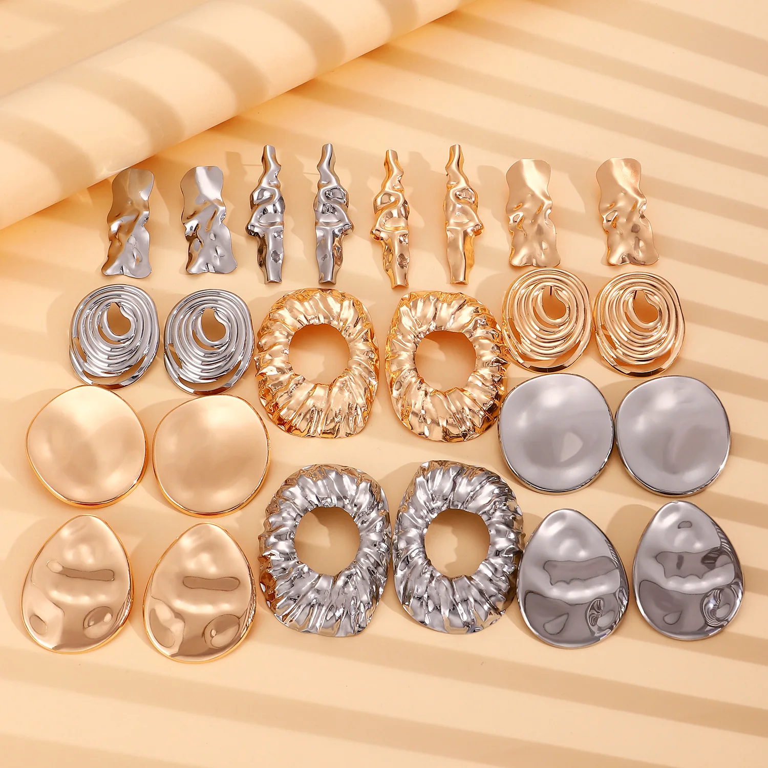 Преувеличенные овальные серьги в форме сердца золотого цвета для женщин - Фотография_2