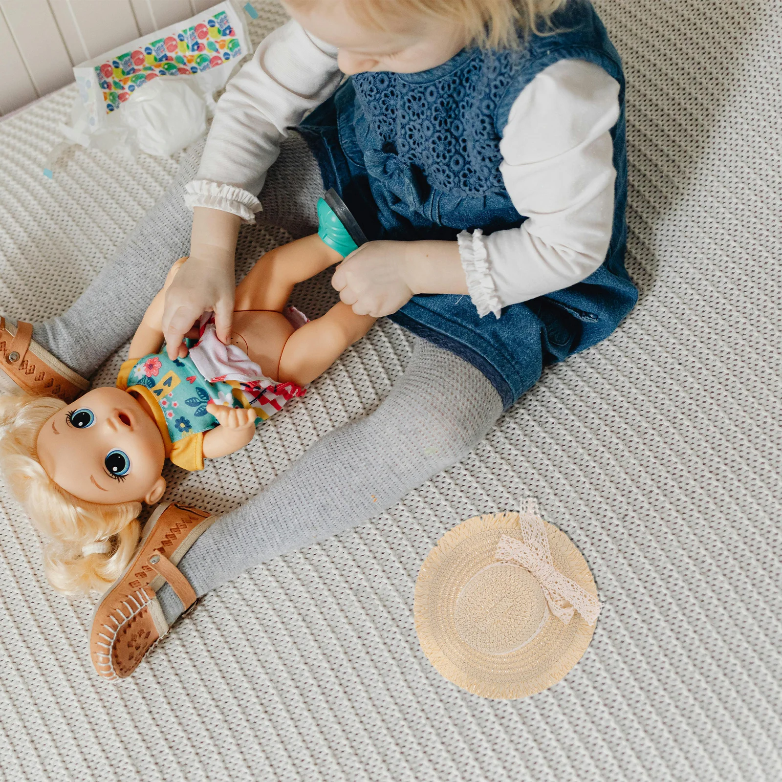 Миниатюрные соломенные шляпы с кружевными акцентами - Фотография_4