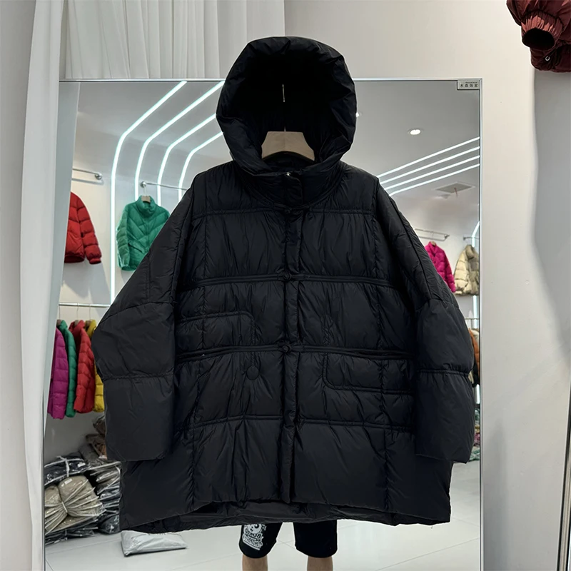 Зимний свободный пуховик средней длины с капюшоном - Фотография_3