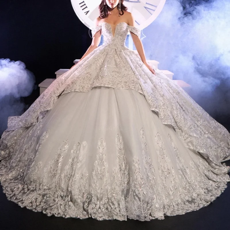 Светло-серое платье quinceanera с открытыми плечами