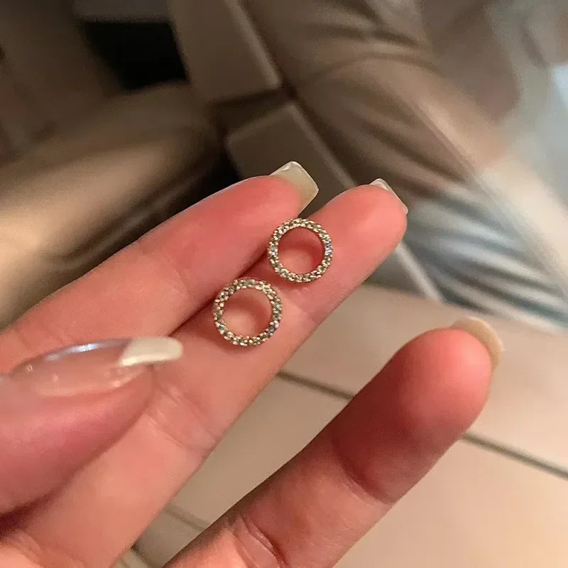 Нежные маленькие круглые серьги-гвоздики - Фотография_2