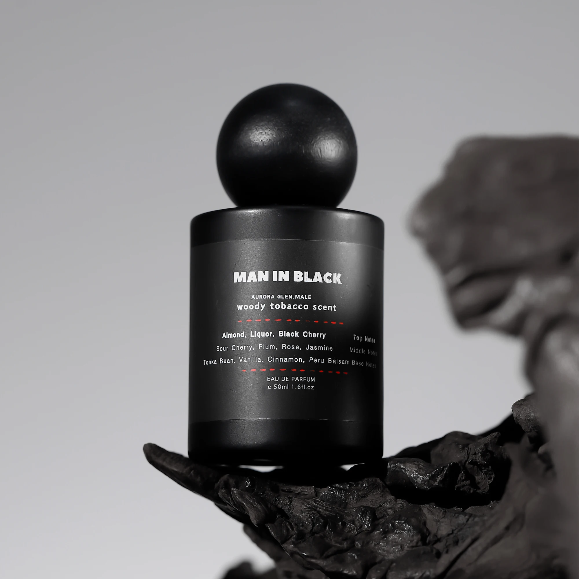 Luxurymensfragrance man in black мужские духи — древесный табак - Фотография_4