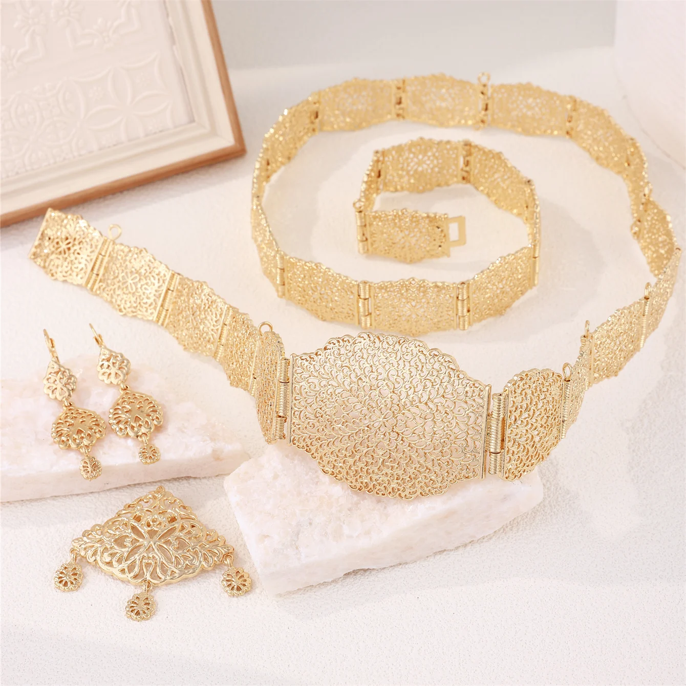 Golden hollow circular belt waist