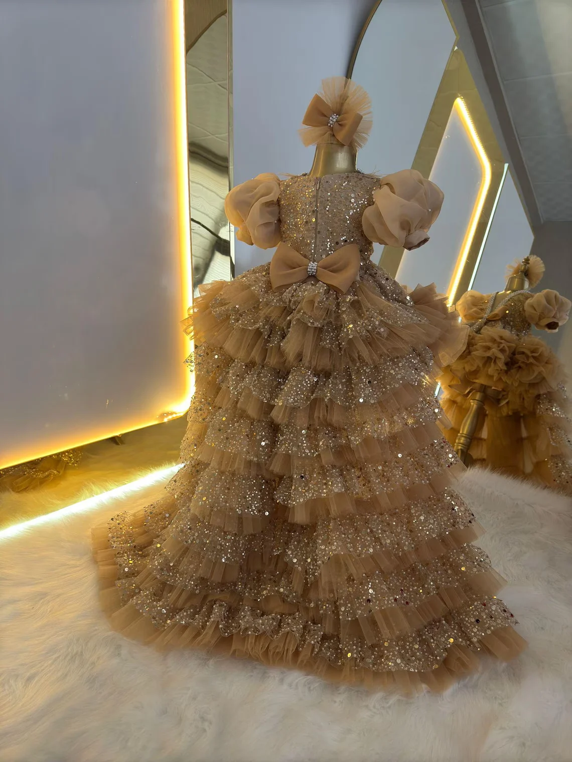 Белые платья с цветочным узором - Фотография_3