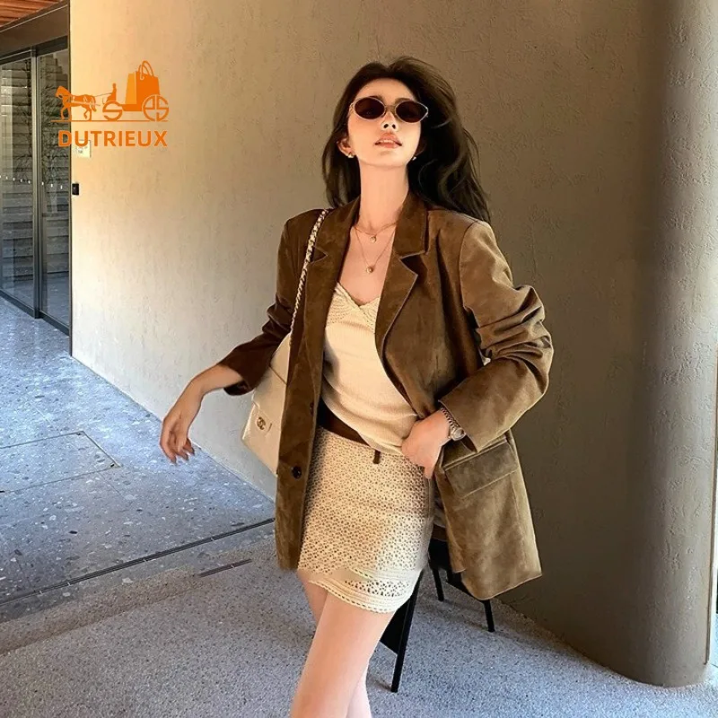 Осенне-зимний женский замшевый костюм средней длины - Фотография_4