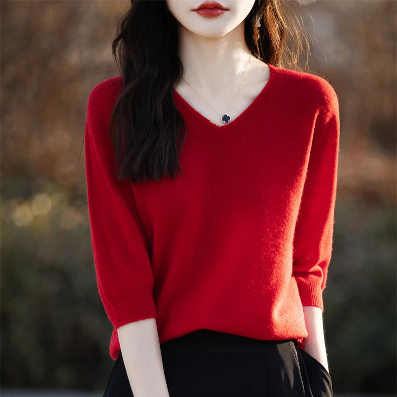 Женский трикотажный свитер с v-образным вырезом - Фотография_2