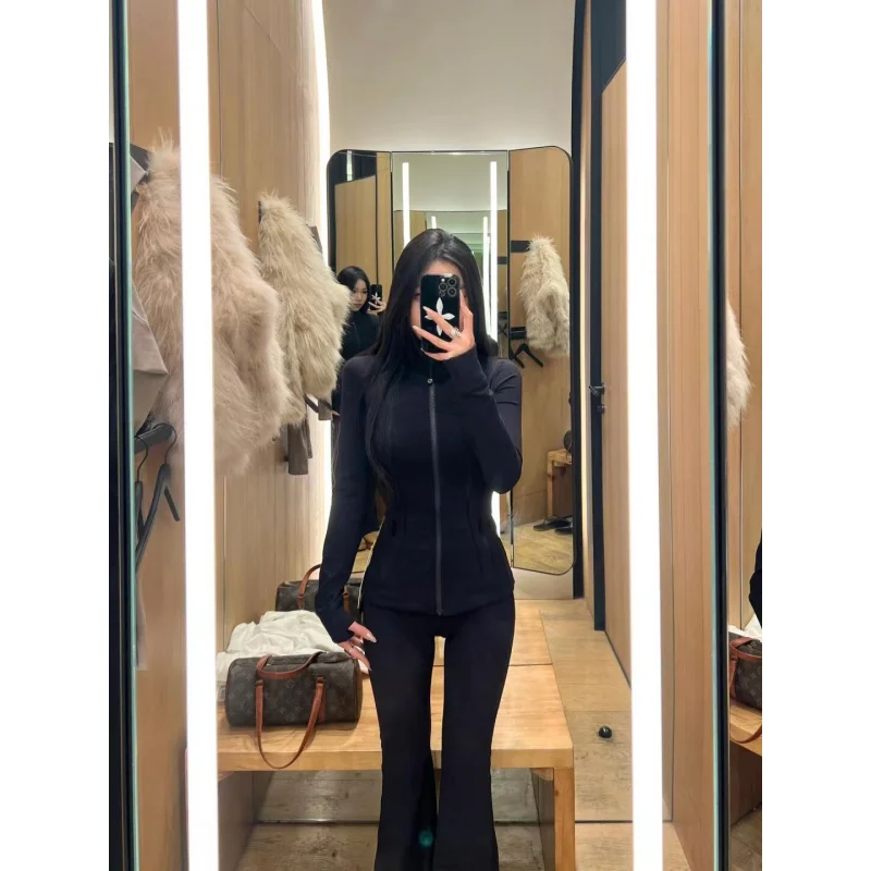 Лимонная женская укороченная куртка с воротником-стойкой - Фотография_3