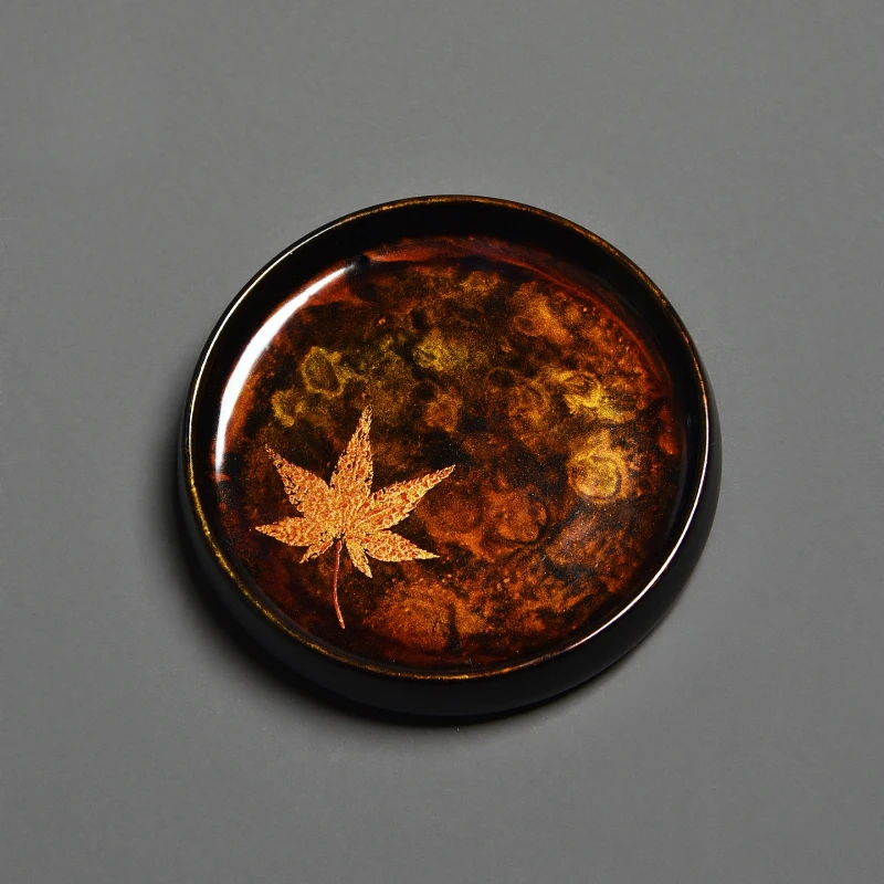 Большой лаковый диск с узором кленового листа