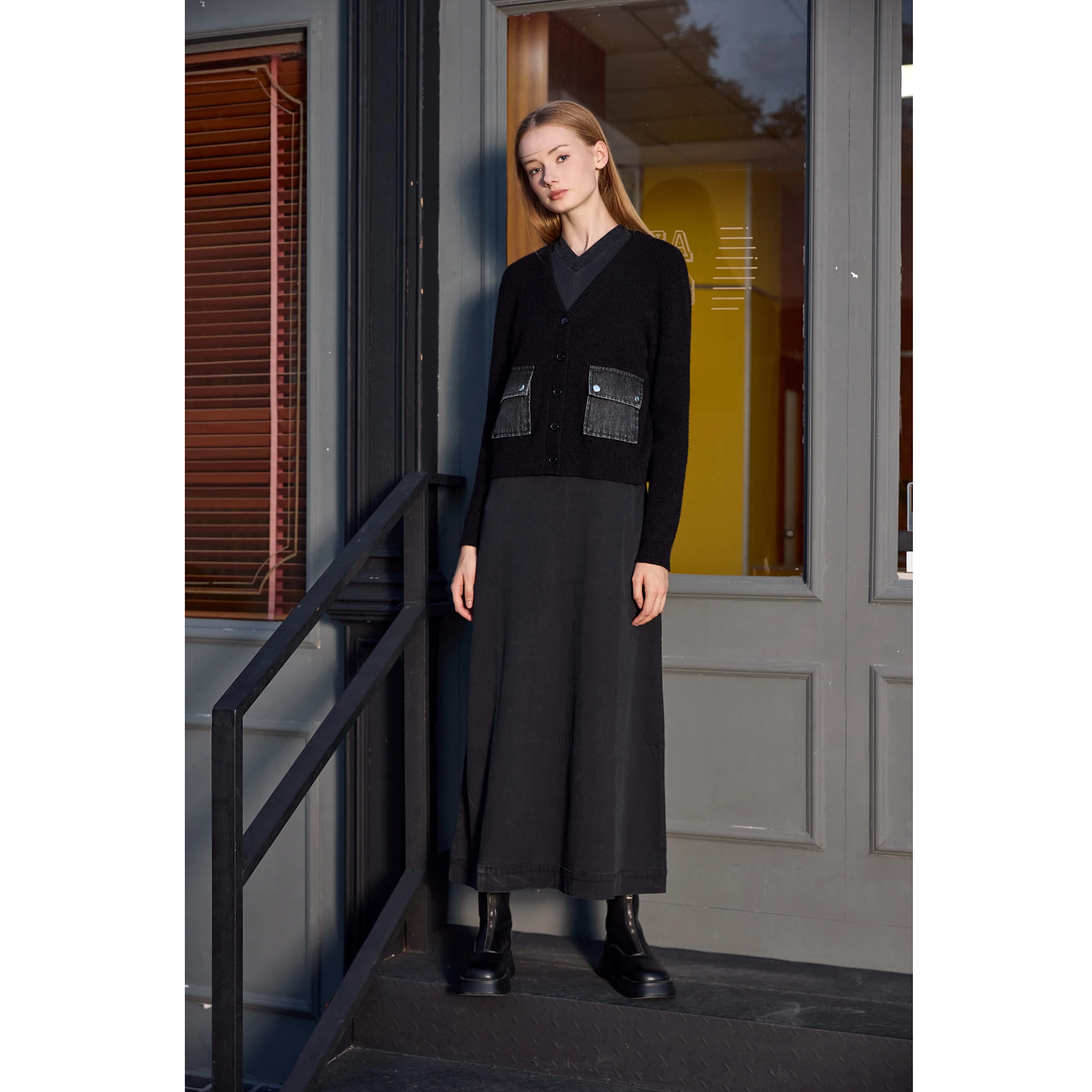 Ap женское осенне-зимнее джинсовое платье с v-образным вырезом 2026 - Фотография_2