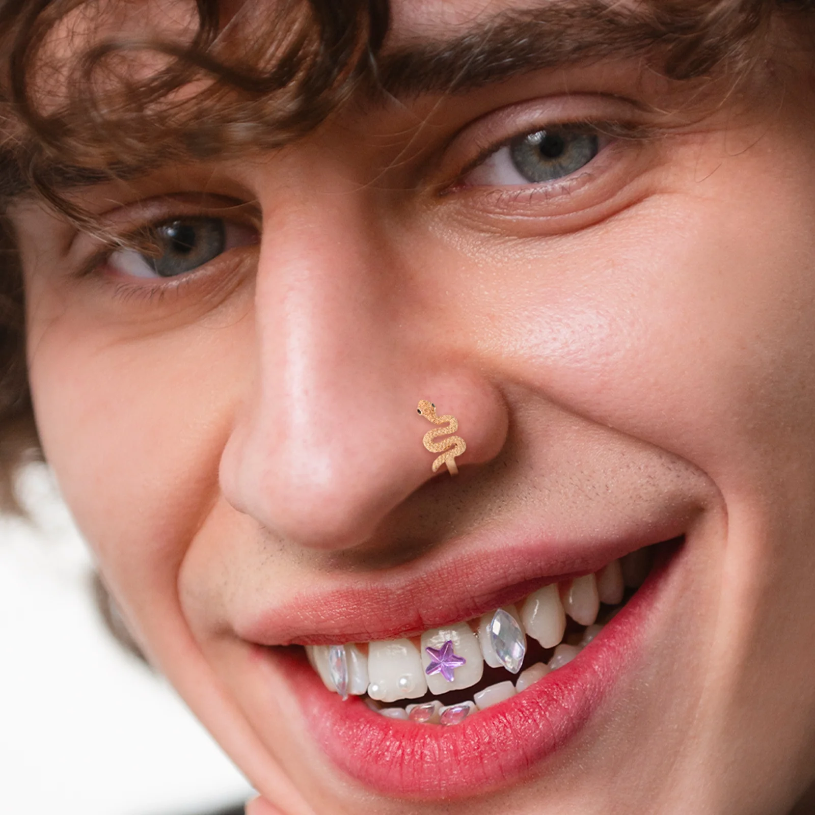 Металлическое кольцо в носу без - Фотография_4