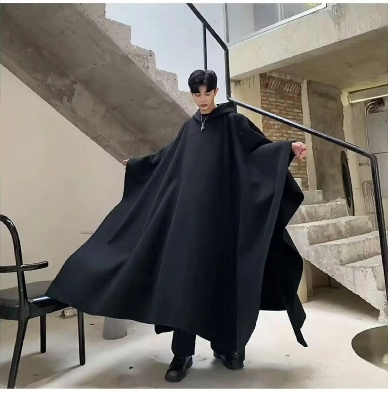 Темно-черный плащ в готическом стиле для мужчин и женщин - Фотография_6