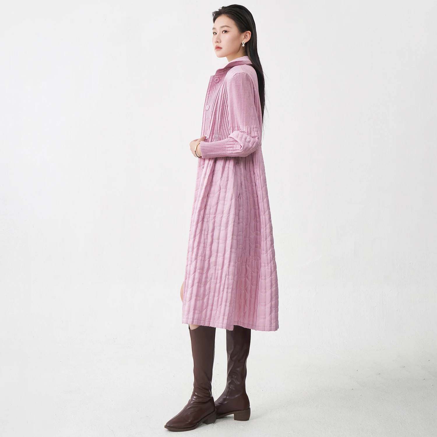 Miyake плиссированное хлопковое пальто 2025 - Фотография_3