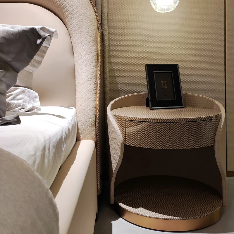 Современная круглая прикроватная