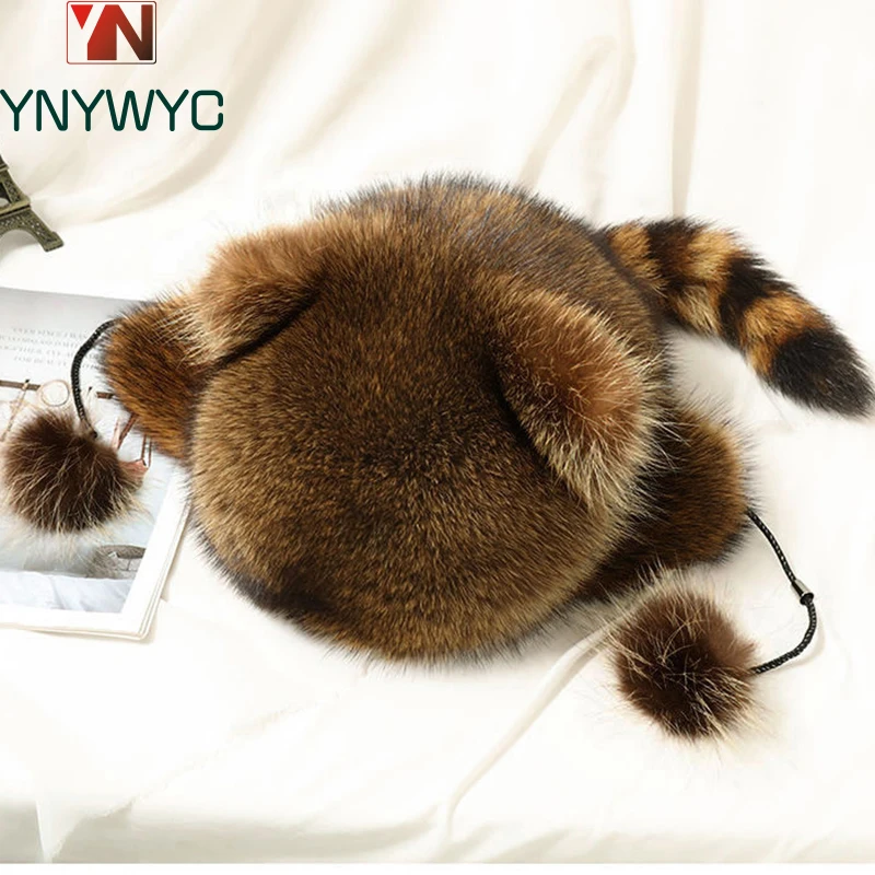 Женская шапка из натурального меха енота