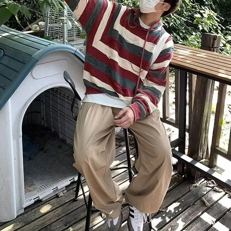 Модные вязаные пуловеры с капюшоном и дырками - Фотография_5