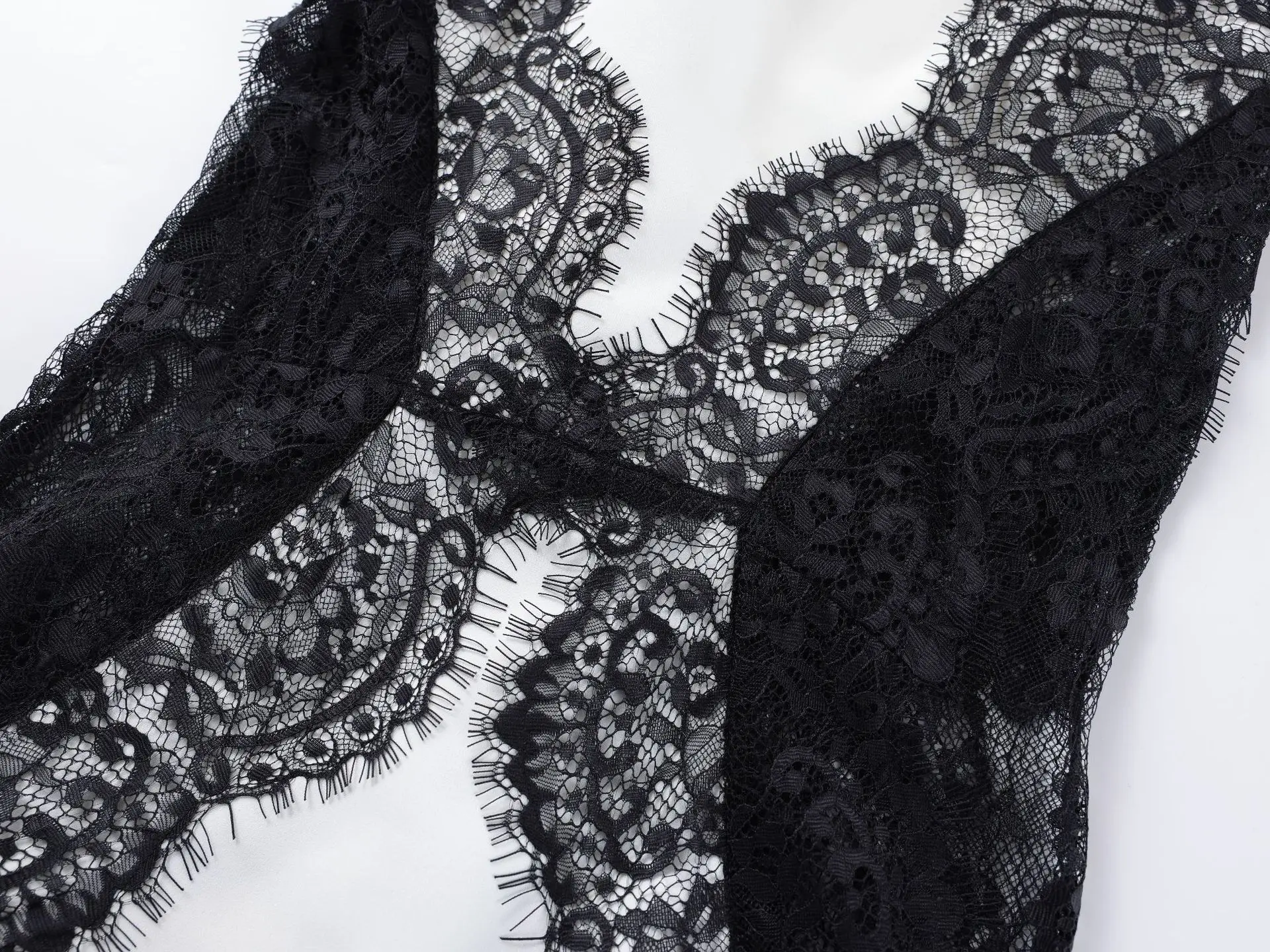 Элегантное кружевное лоскутное длинное платье с лямкой на шее - Фотография_6