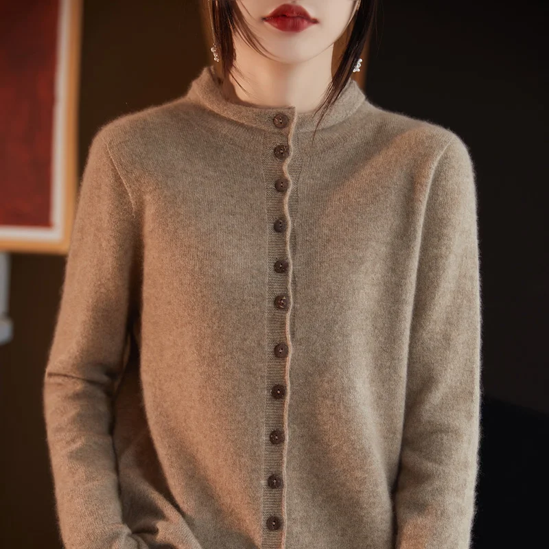 Женский трикотажный кардиган на пуговицах - Фотография_3