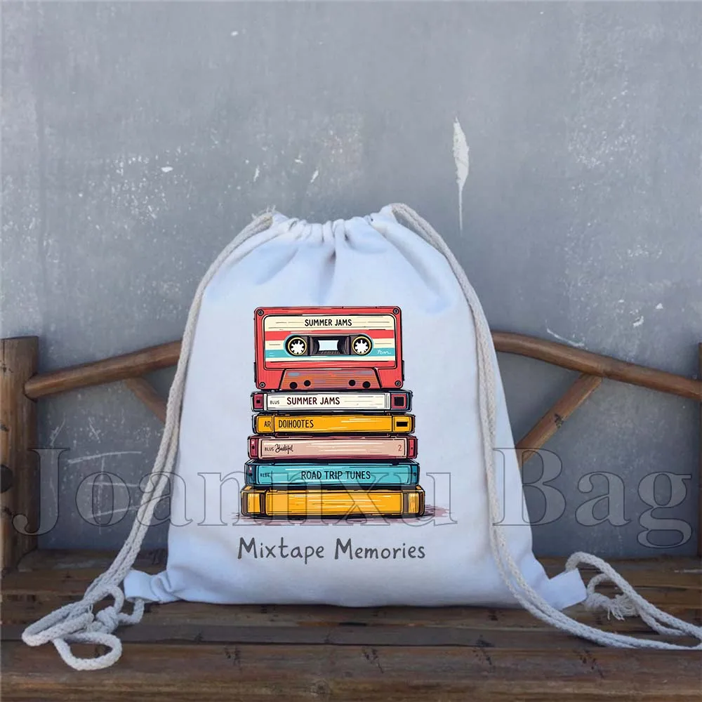 Кассетная лента 80-х годов с цветочным принтом в стиле ретро - Фотография_6