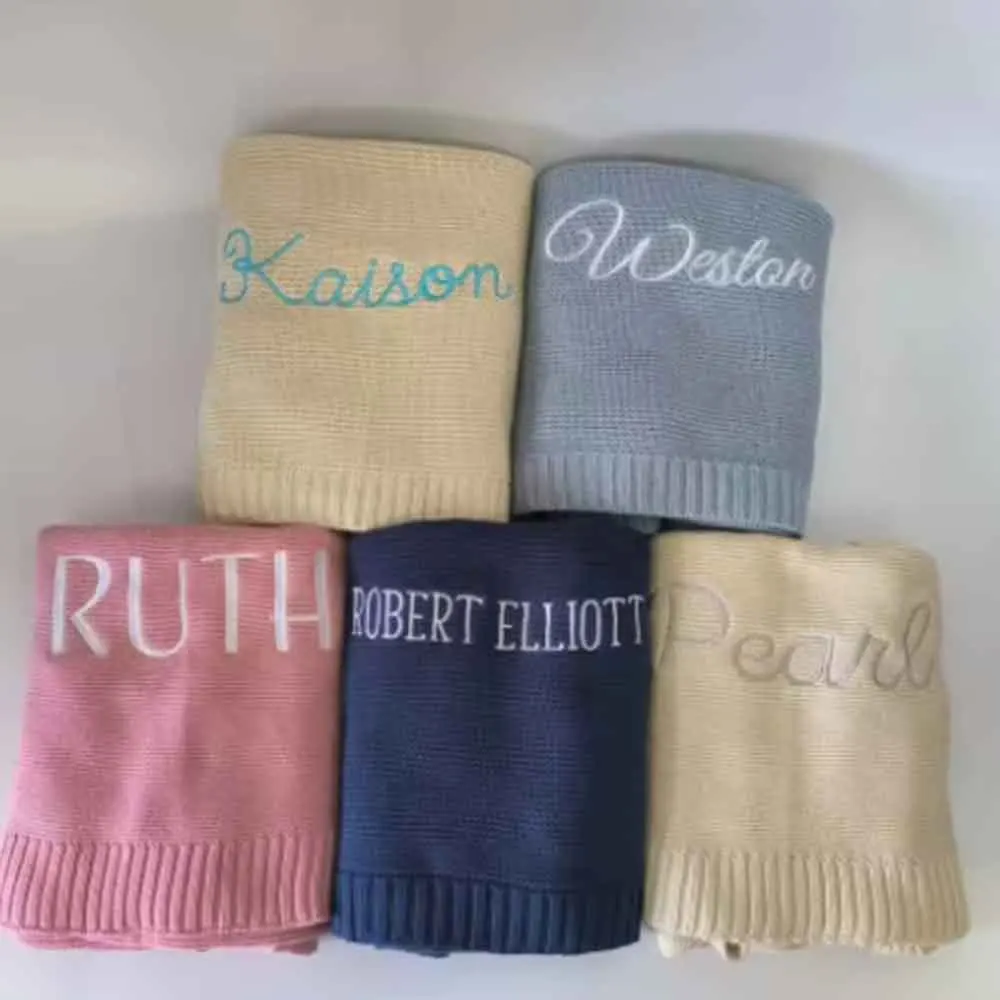 Персонализированное вязаное одеяло с вышитым именем ребенка - Фотография_2