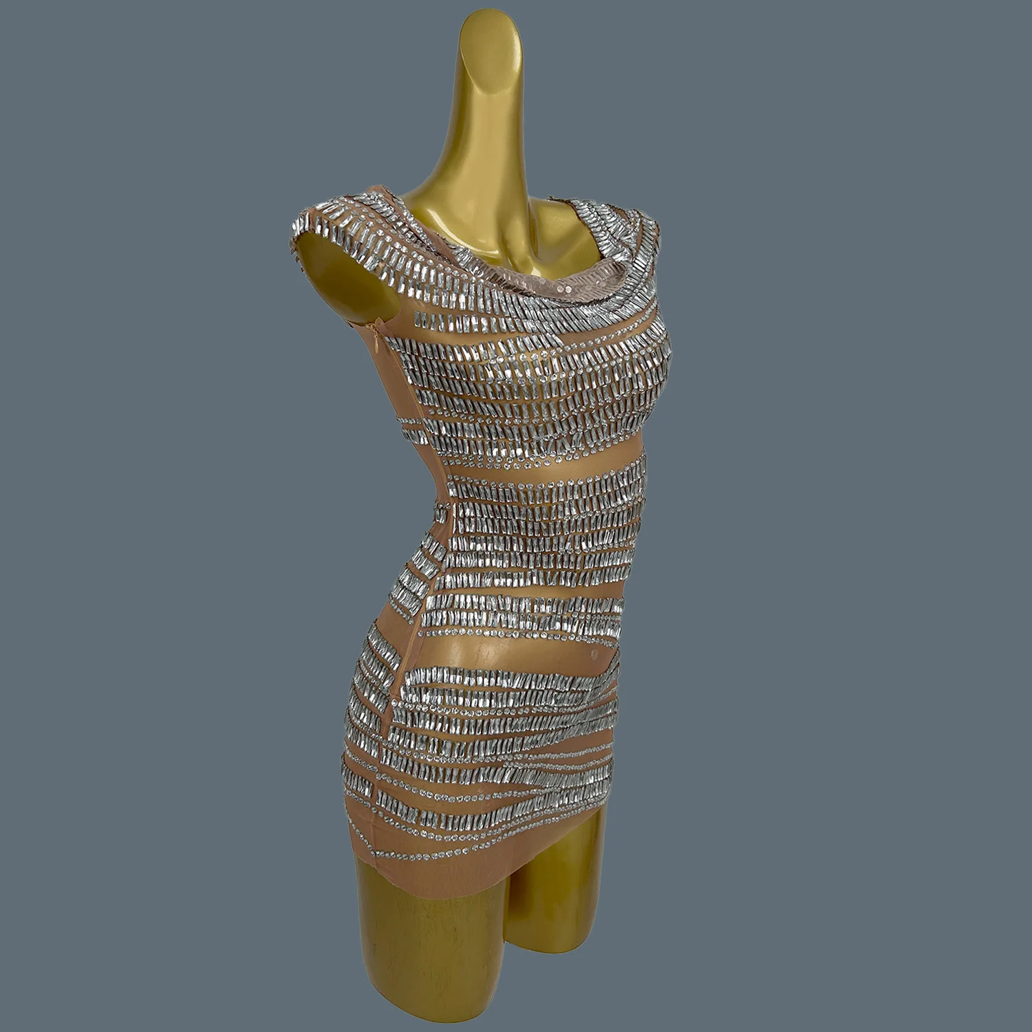 Женское короткое платье с блестящими кристаллами - Фотография_3