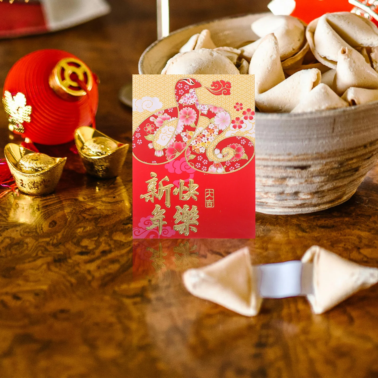 Красный конверт с рисунком змеи - Фотография_5