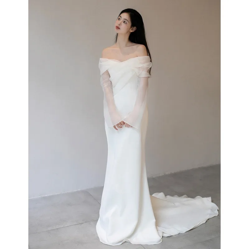 Легкое атласное свадебное платье