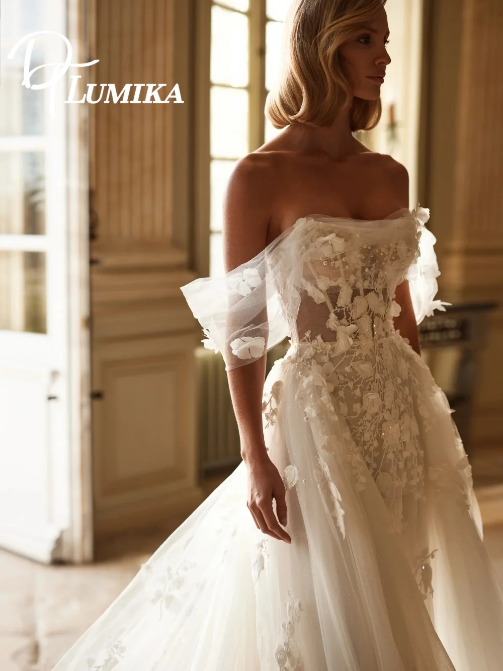 Очаровательное свадебное платье с открытыми плечами