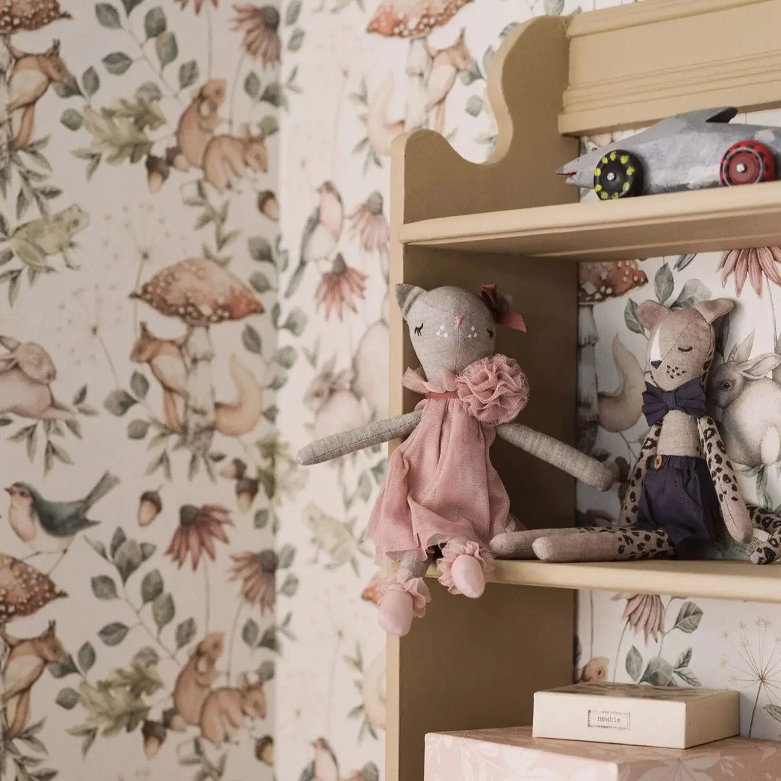 Волшебные сказочные пейзажные обои для детей с белками