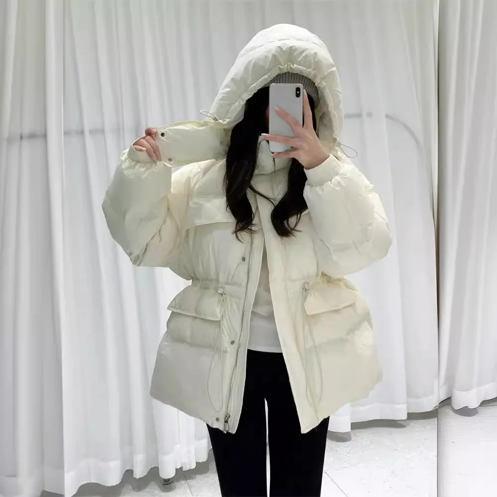 Женский пуховик с высокой талией и капюшоном - Фотография_2