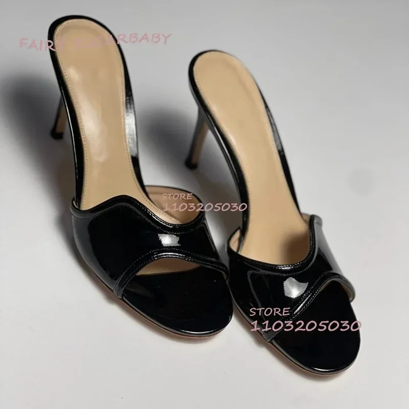 Черные босоножки на низком каблуке из волнистой лакированной кожи - Фотография_4