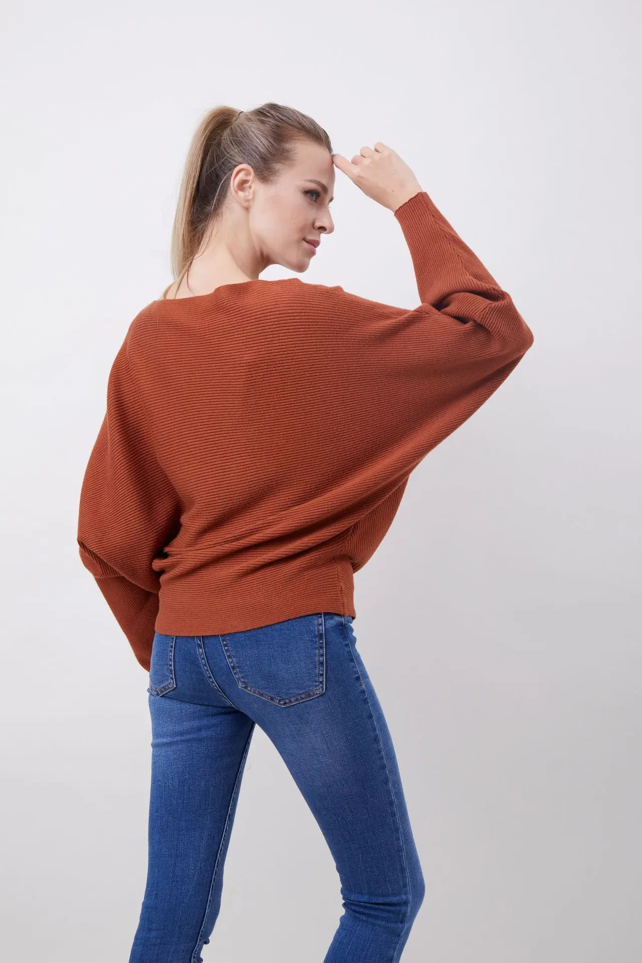 Женский свитер с разрезным вырезом «летучая мышь» - Фотография_2