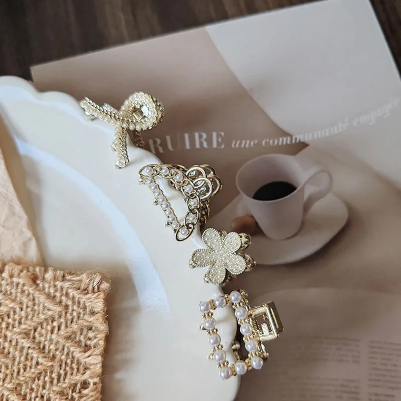 Элегантный металлический зажим с жемчугом и кристаллами