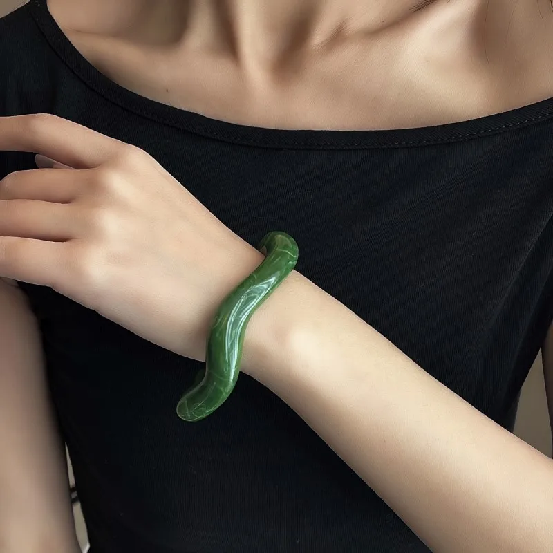 Модные уникальные нерегулярные акриловые браслеты-манжеты для женщин - Фотография_4