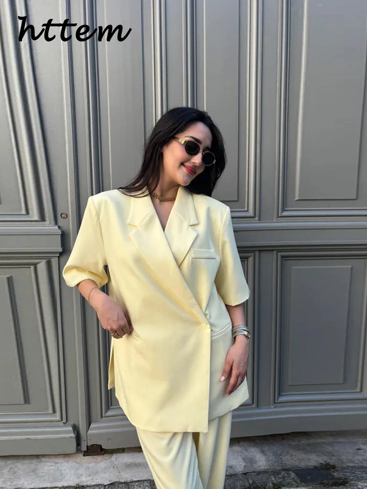 Повседневный женский костюм с разрезом на одной пуговице - Фотография_2