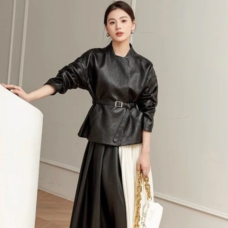 Женская кожаная куртка на весну и осень с поясом - Фотография_3