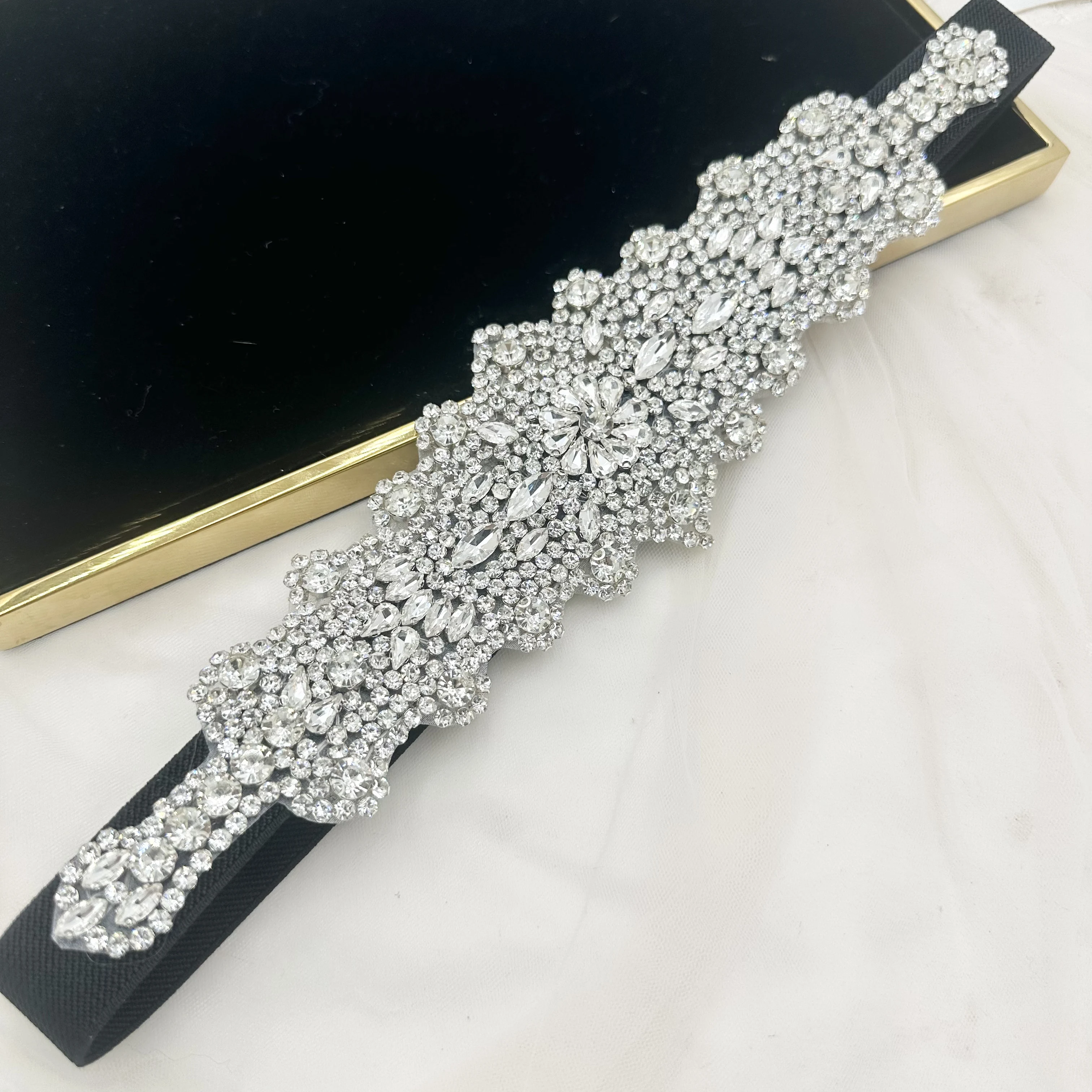 Широкий пояс, сшитая вручную стеклянная клейкая нашивка золотого цвета