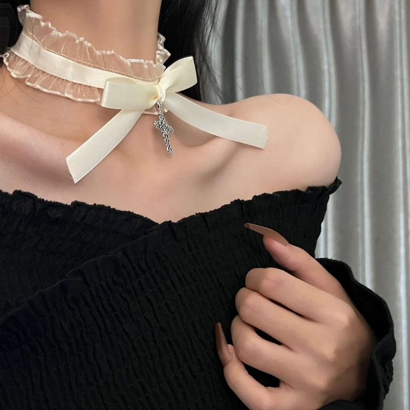 Кружевное колье с рюшами и подвеской в виде крестов - Фотография_3