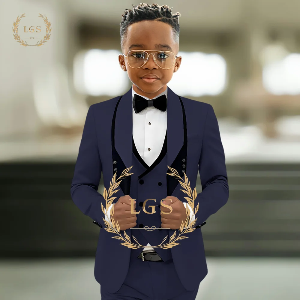 Бежевый костюм из трех предметов для мальчиков - Фотография_3