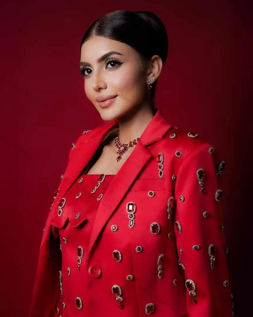 Роскошный женский костюм с красными кристаллами - Фотография_3