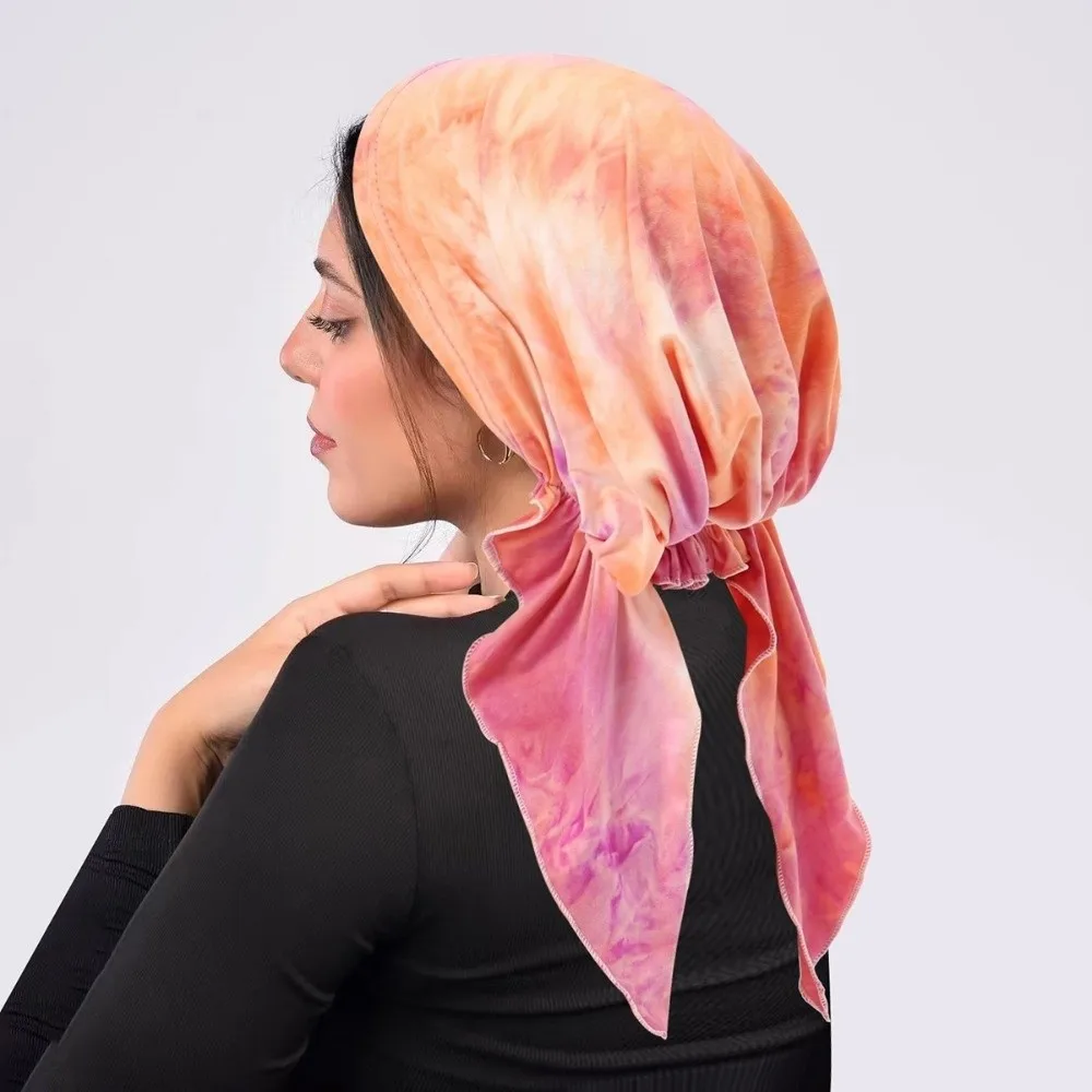 Женская шапка с изогнутым цветочным принтом - Фотография_2