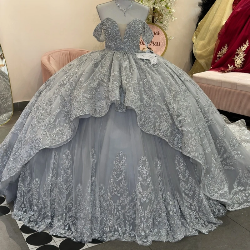 Серое платье quinceanera с открытыми плечами и блестками