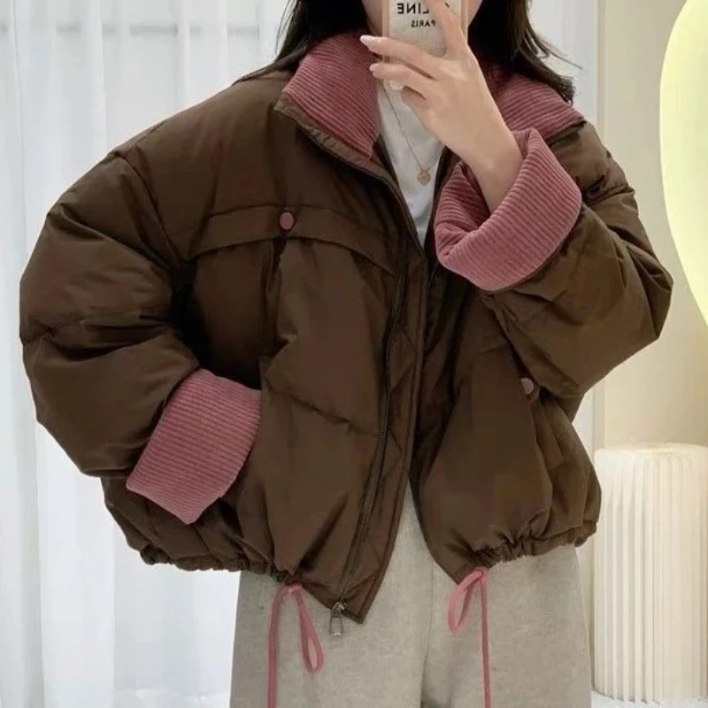 Короткий женский пуховик с воротником-стойкой и цветными блоками