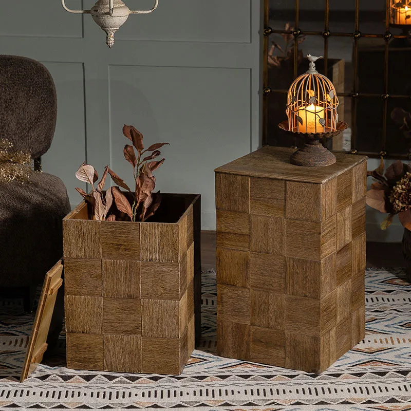 Край дивана из массива дерева