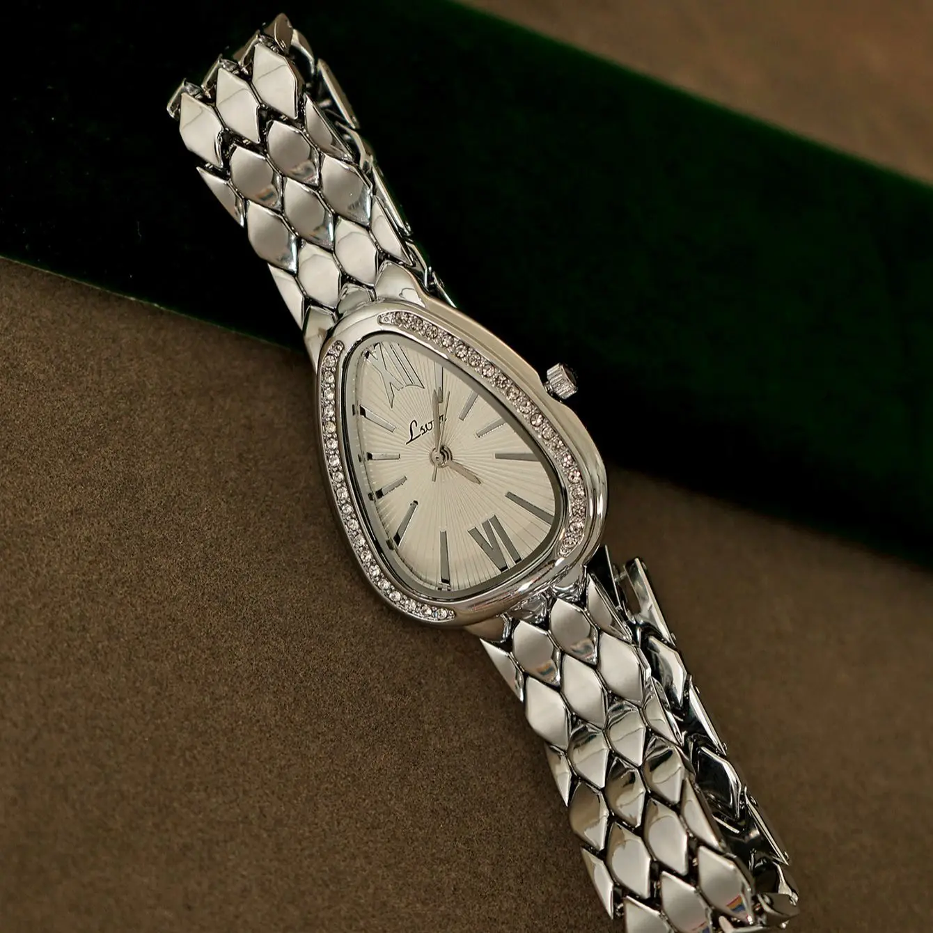 Легкие роскошные нишевые змеиные капли воды - Фотография_4