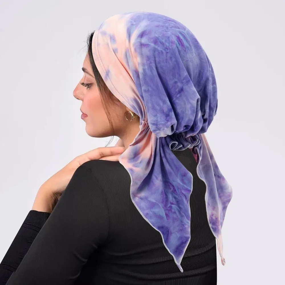 Женская шапка с изогнутым цветочным принтом - Фотография_3