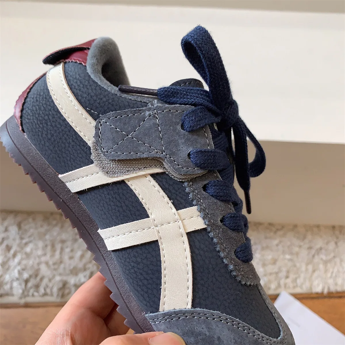 Модная зимняя одноклассная детская обувь по цвету - Фотография_3