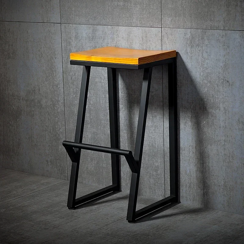 Минималистичный железный барный стул с высокими ножками - Фотография_2