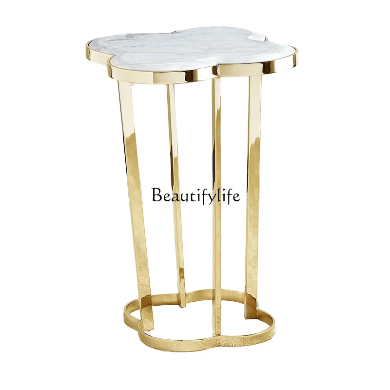 Современный светлый роскошный маленький столик с лепестками - Фотография_5