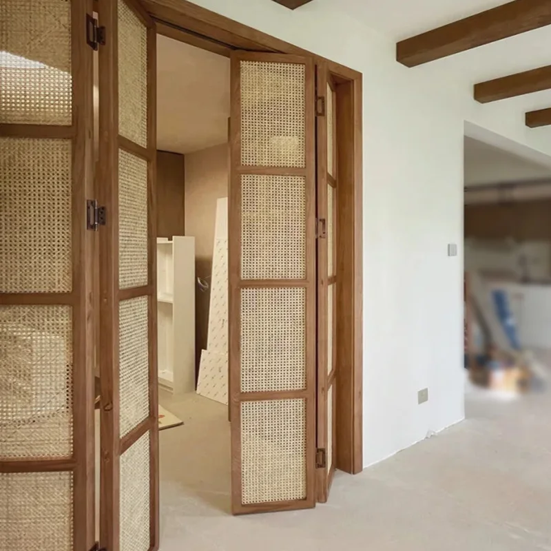 Складная дверь из массива дерева